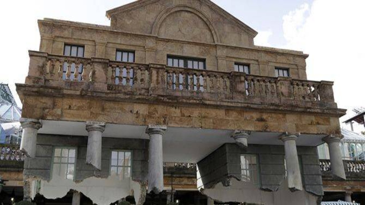 Londra'da "havada duran bina"