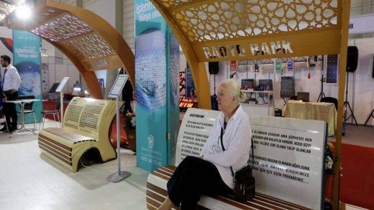 Bu banka oturunca radyo çalıyor