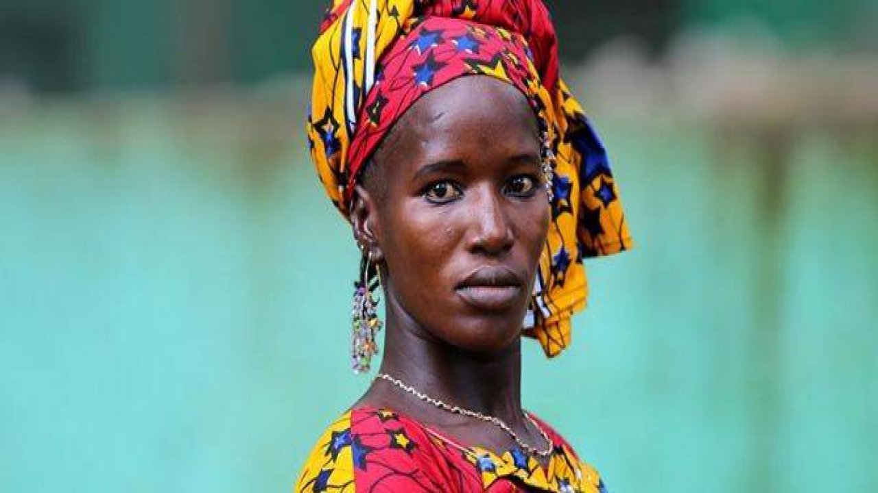 Fildişi kadını yokluklara rağmen hayata dört elle sarılıyor