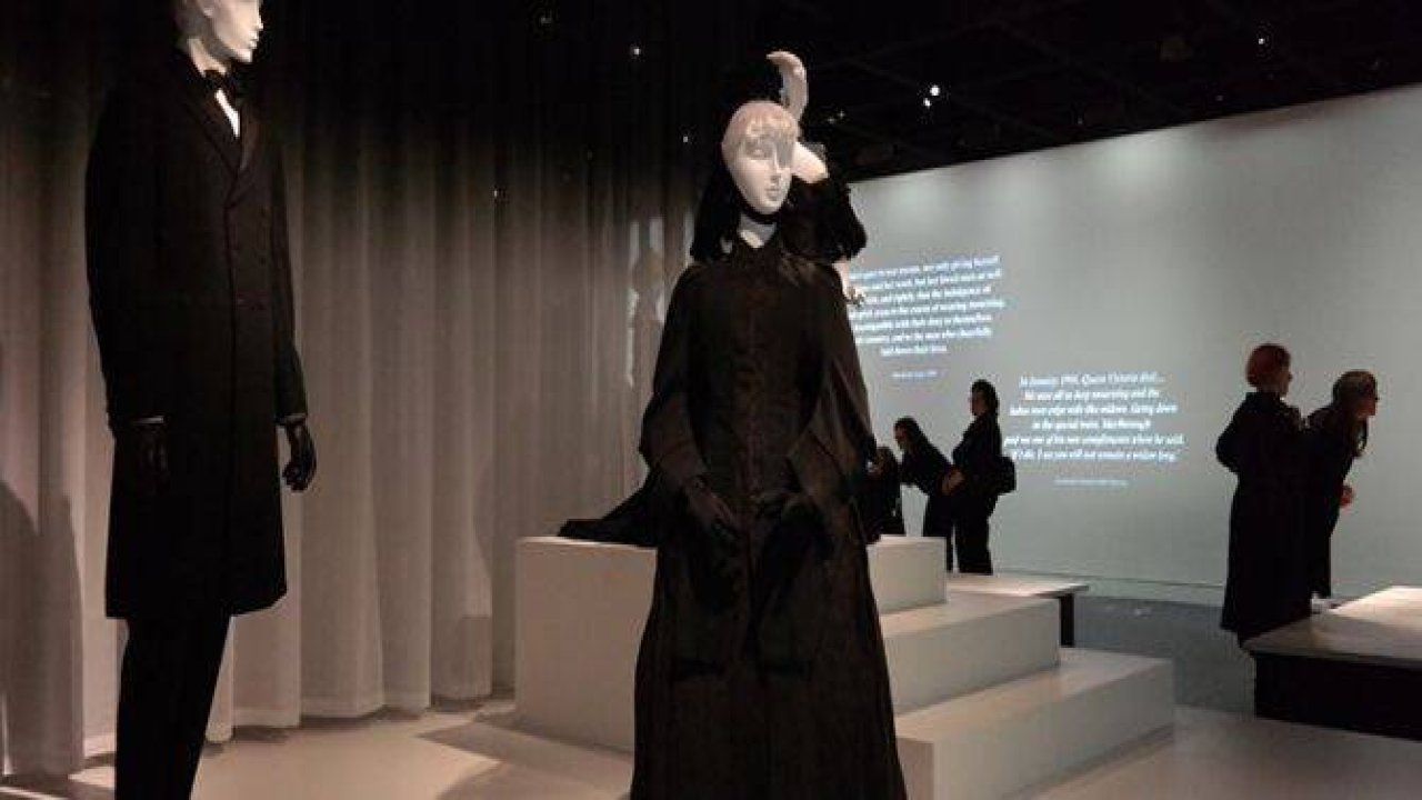 New York'ta matem kıyafetleri sergisi