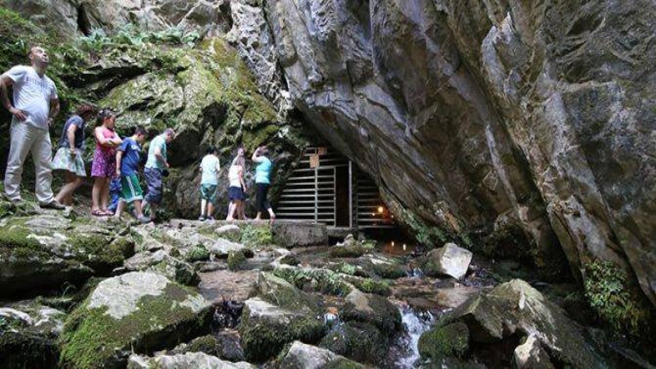 İçinden yeraltı nehri akan mağara "Dupnisa"