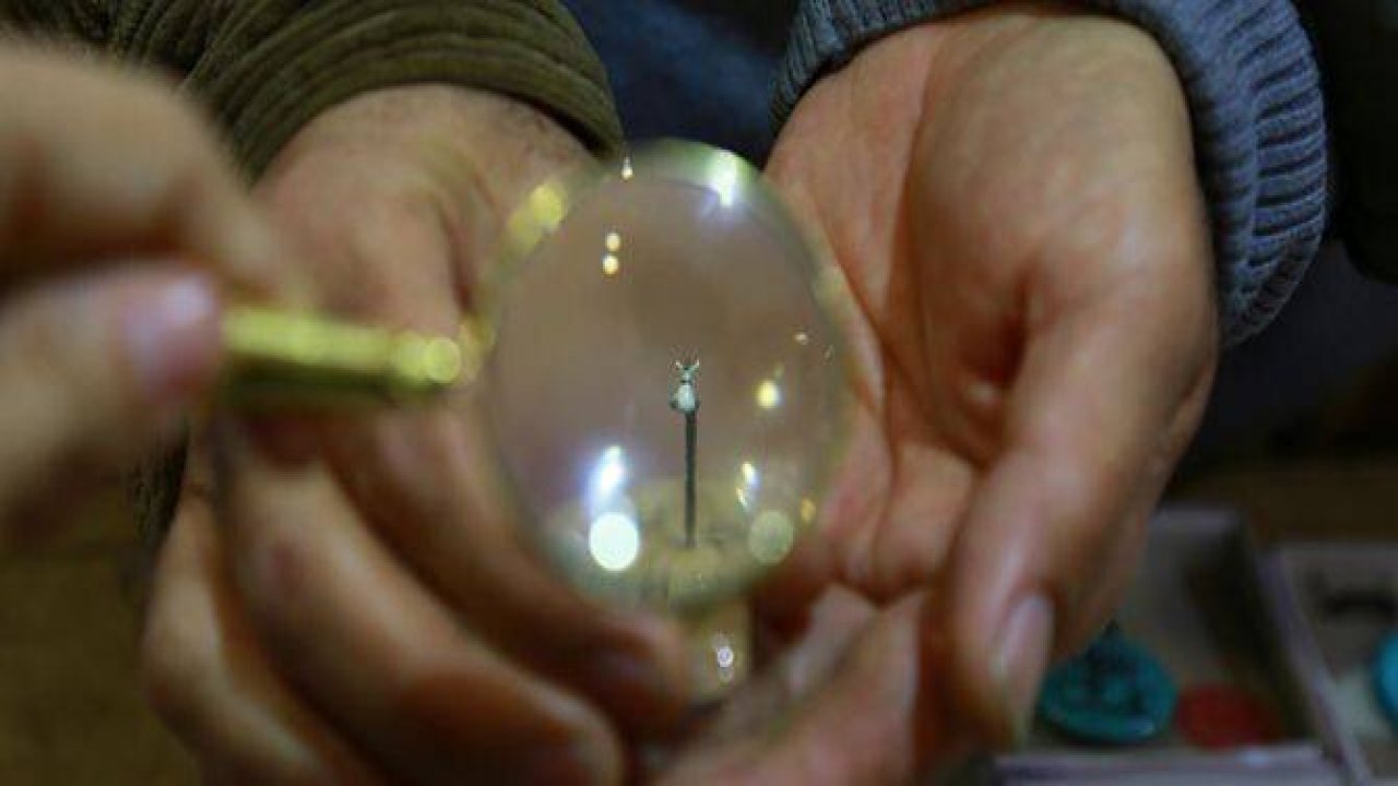 Toplu iğne başına "semazen" figürü