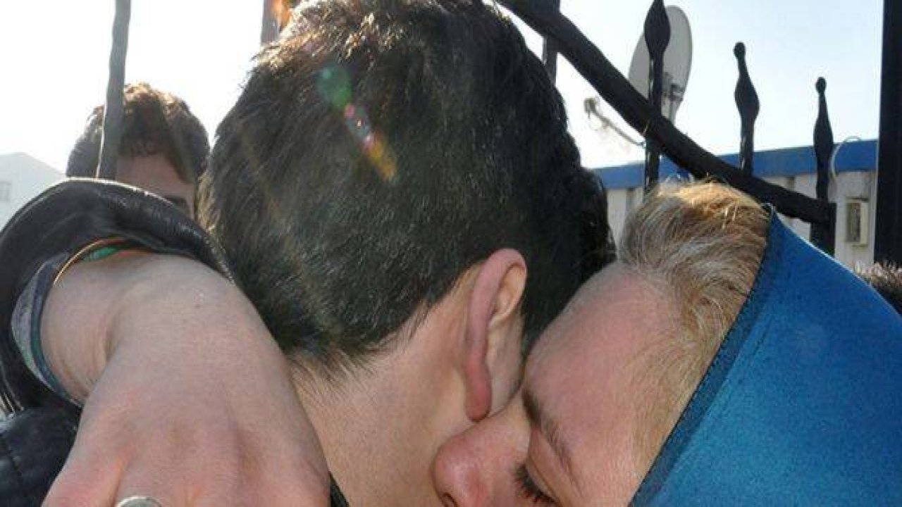 ANNESİYLE BÖYLE KUCAKLAŞTI