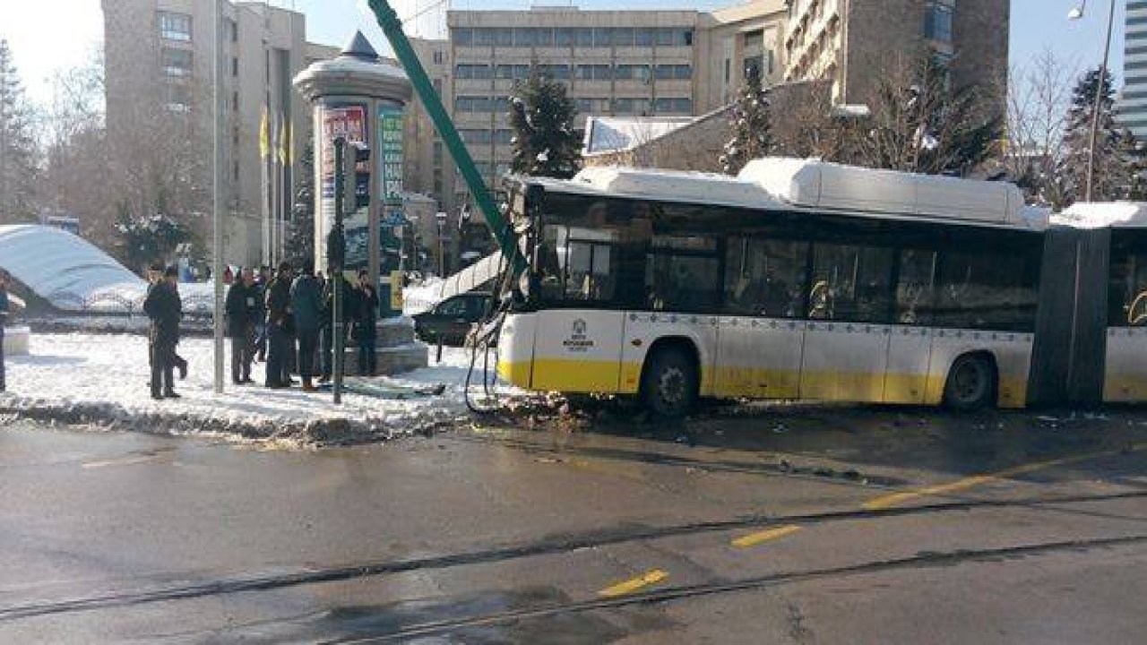 Konya'da otobüs, tramvayın elektrik direğine çarptı