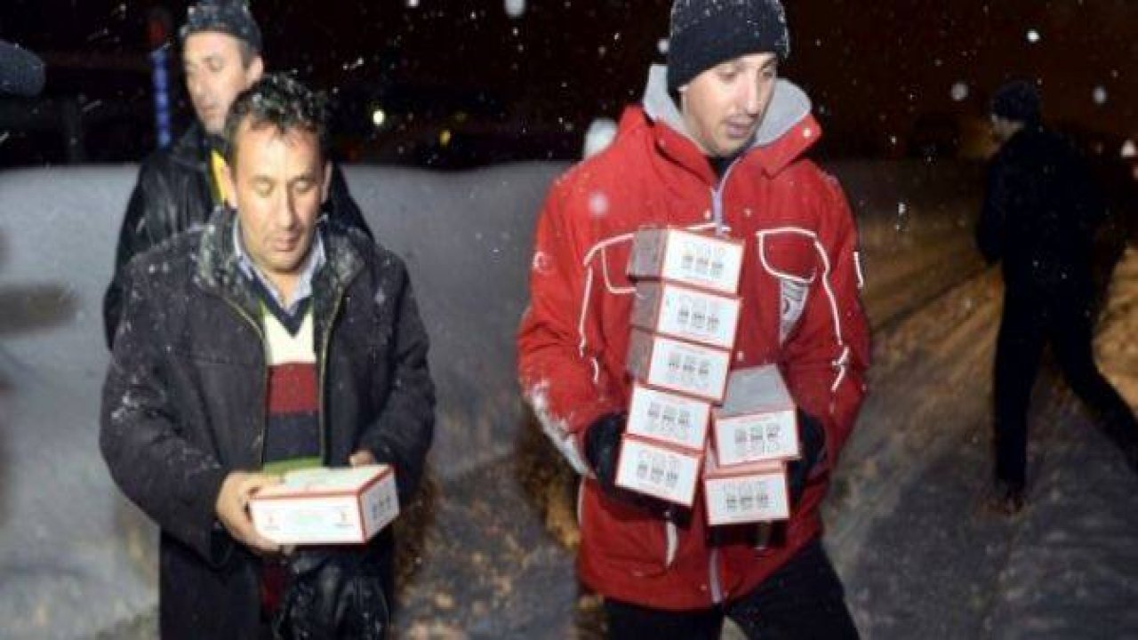 Yolda mahsur kalanların yardımına AFAD ve Türk Kızılayı koştu