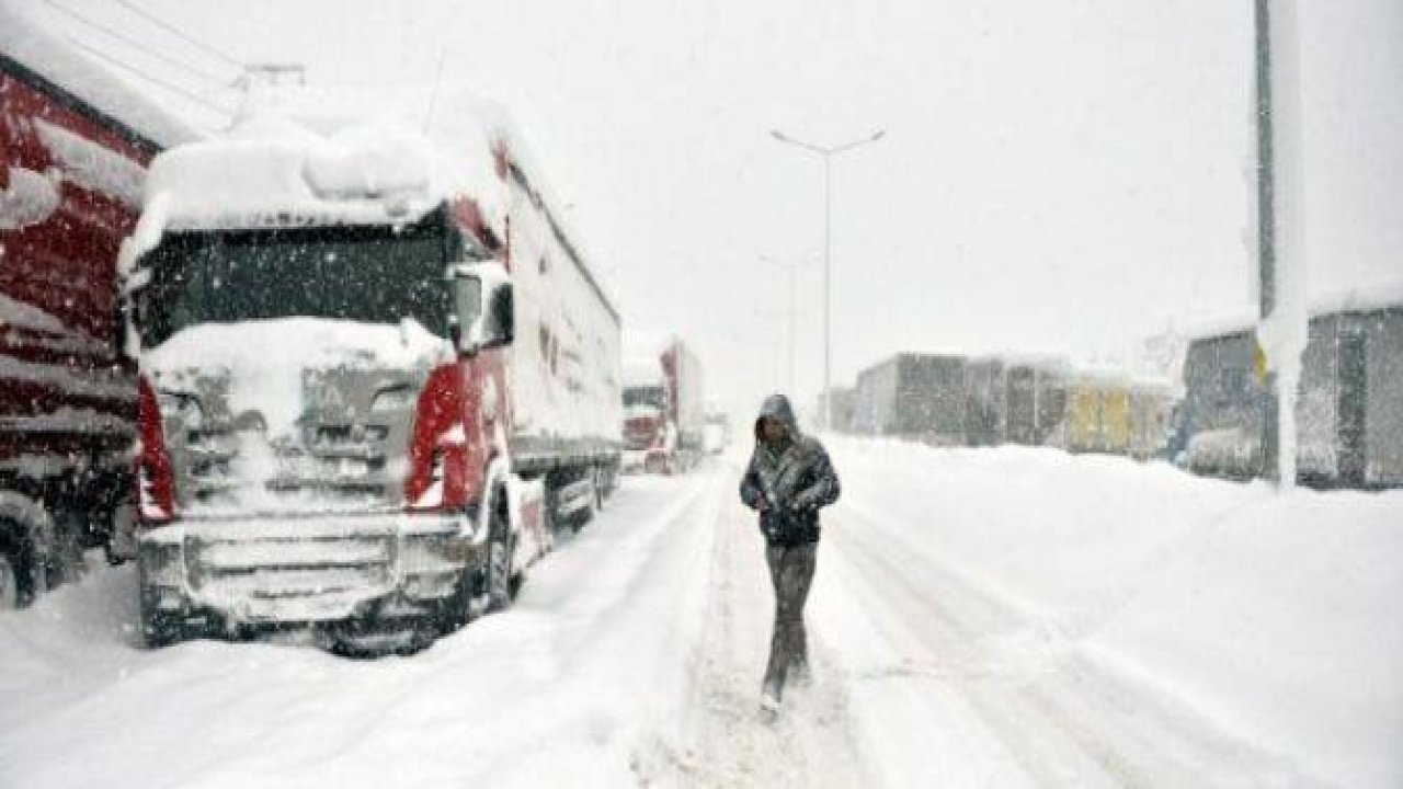 Bolu Dağı'nda kar yağışı nedeniyle mahsur kaldılar