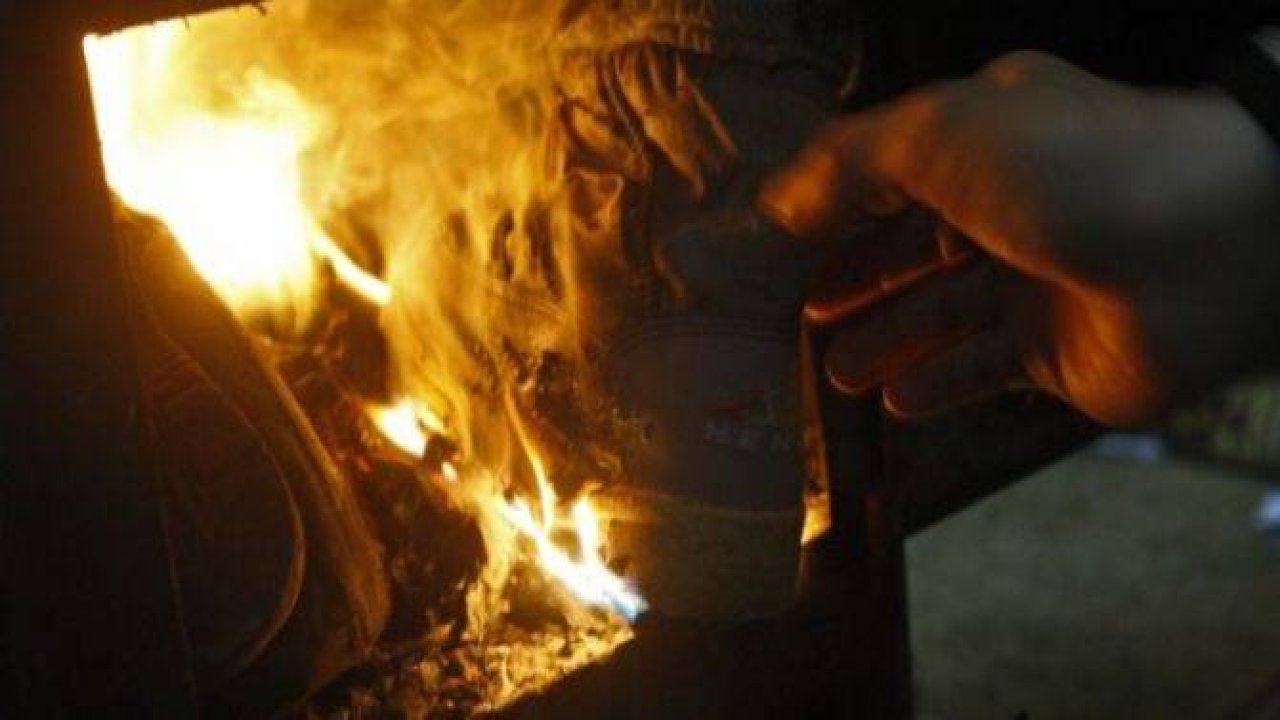 Isınmak için çocuklarının elbiselerini yaktılar