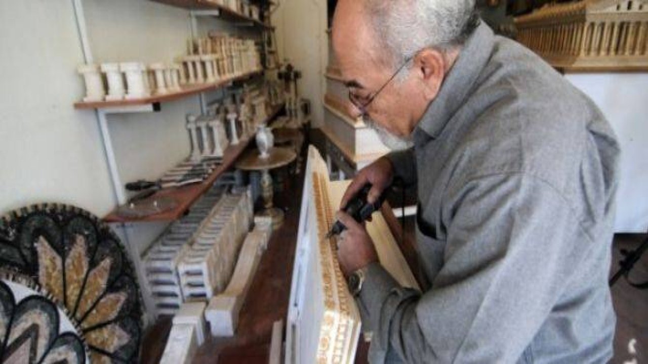 Dünyanın "harikalarını" mermerde canlandırıyor