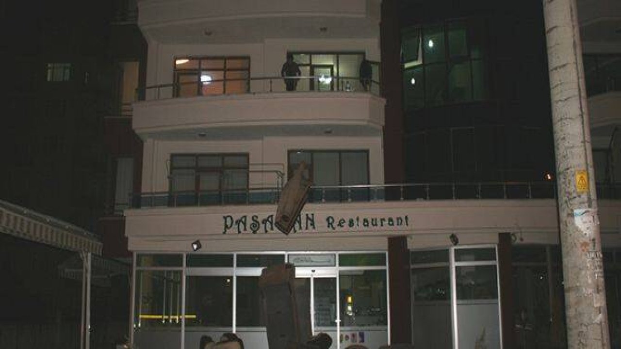 EVİ TERK EDEN KARISINA KIZIP EŞYALARI BALKONDAN ATTI