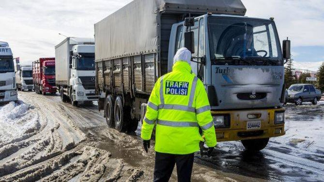 Kar yağışı yolları kapattı