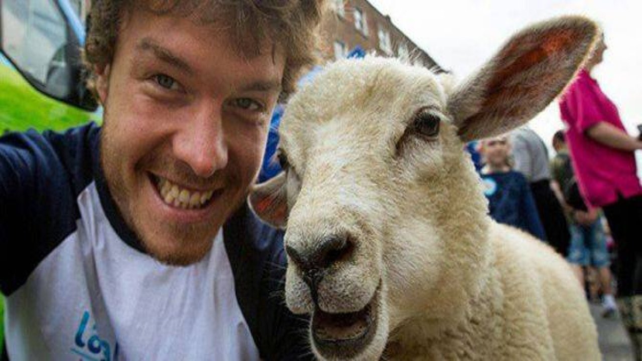 Çektiği Selfielerle İmrenilen Adam Allan Dixon