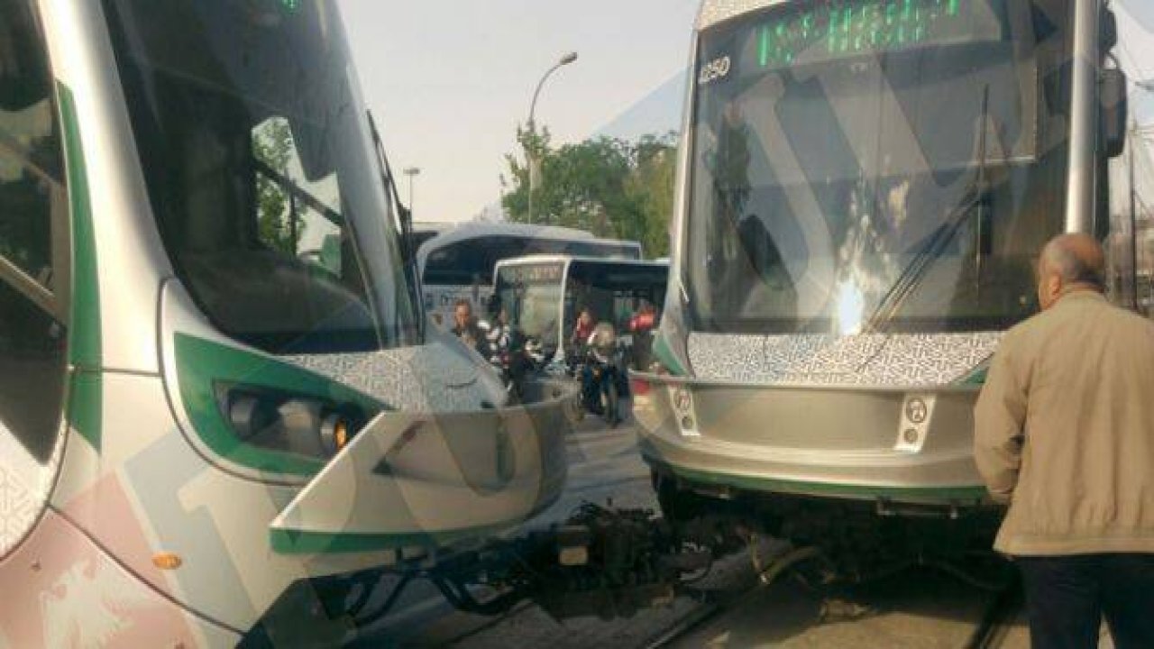 Tramvay raydan çıktı