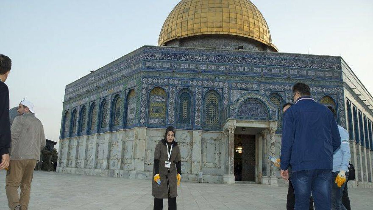 Mescid-i Aksa'yı gül suyuyla "yıkadılar"