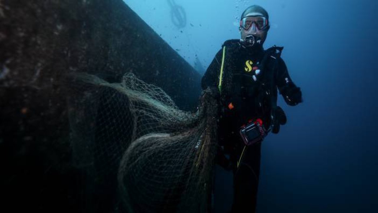 Karaburun'da "Hayalet ağlar " temizleniyor