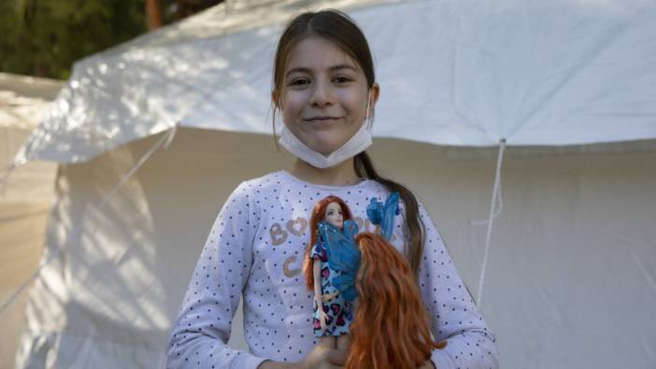 Depremzede çocuklar, korku dolu anları çadır kentte unutmaya çalışıyor