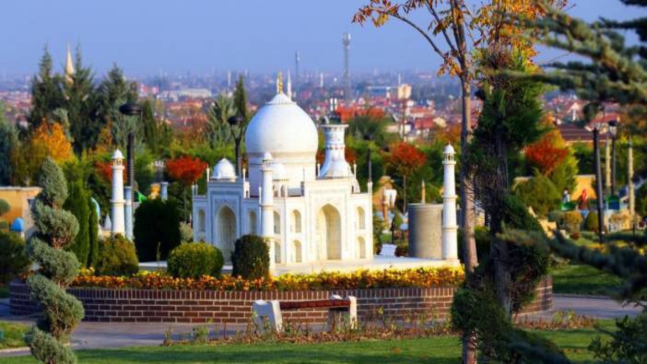 '80 Binde Devr-i Alem Parkı' sonbahar renkleriyle ziyaretçilerini ağırlıyor