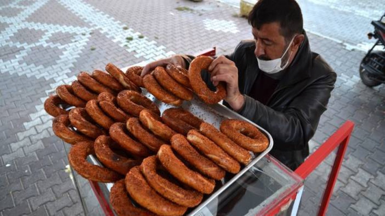 Konya'da taze simitleri "gönül gözüyle" müşterilerine ulaştırıyor