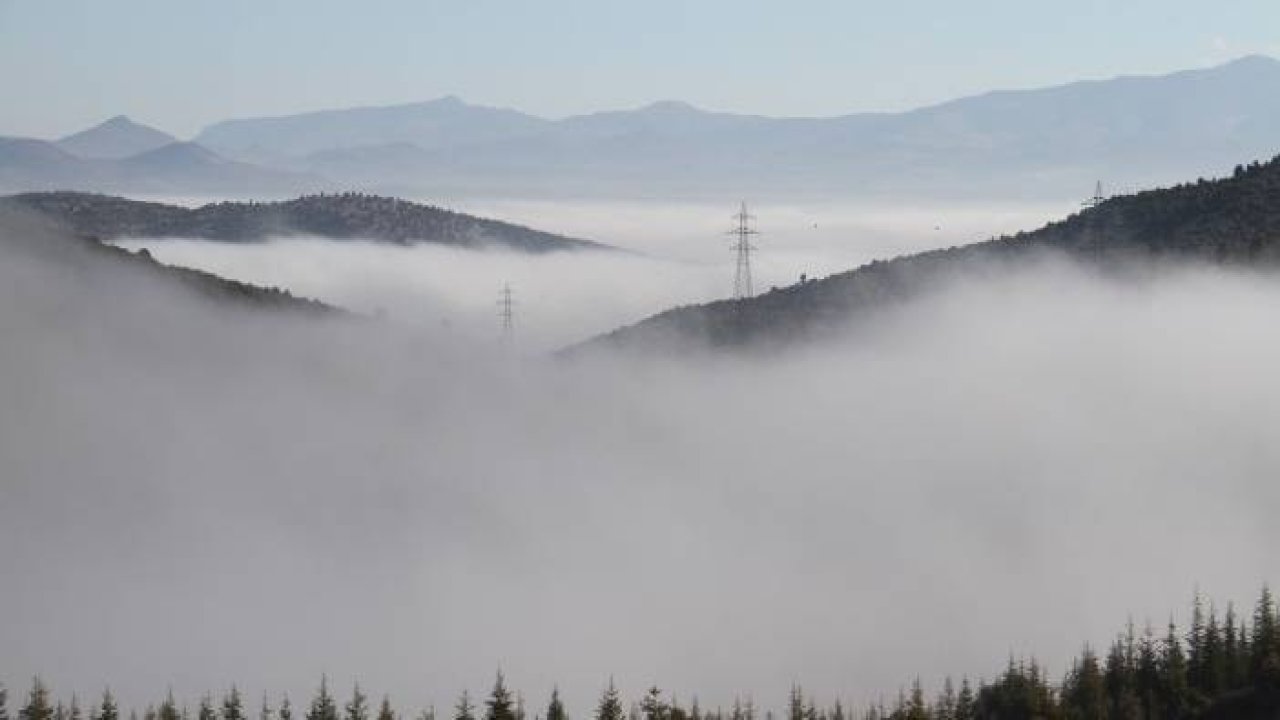 Beyşehir Gölü üzerinde etkili olan sis ilçe merkezini görünmez hale getirdi
