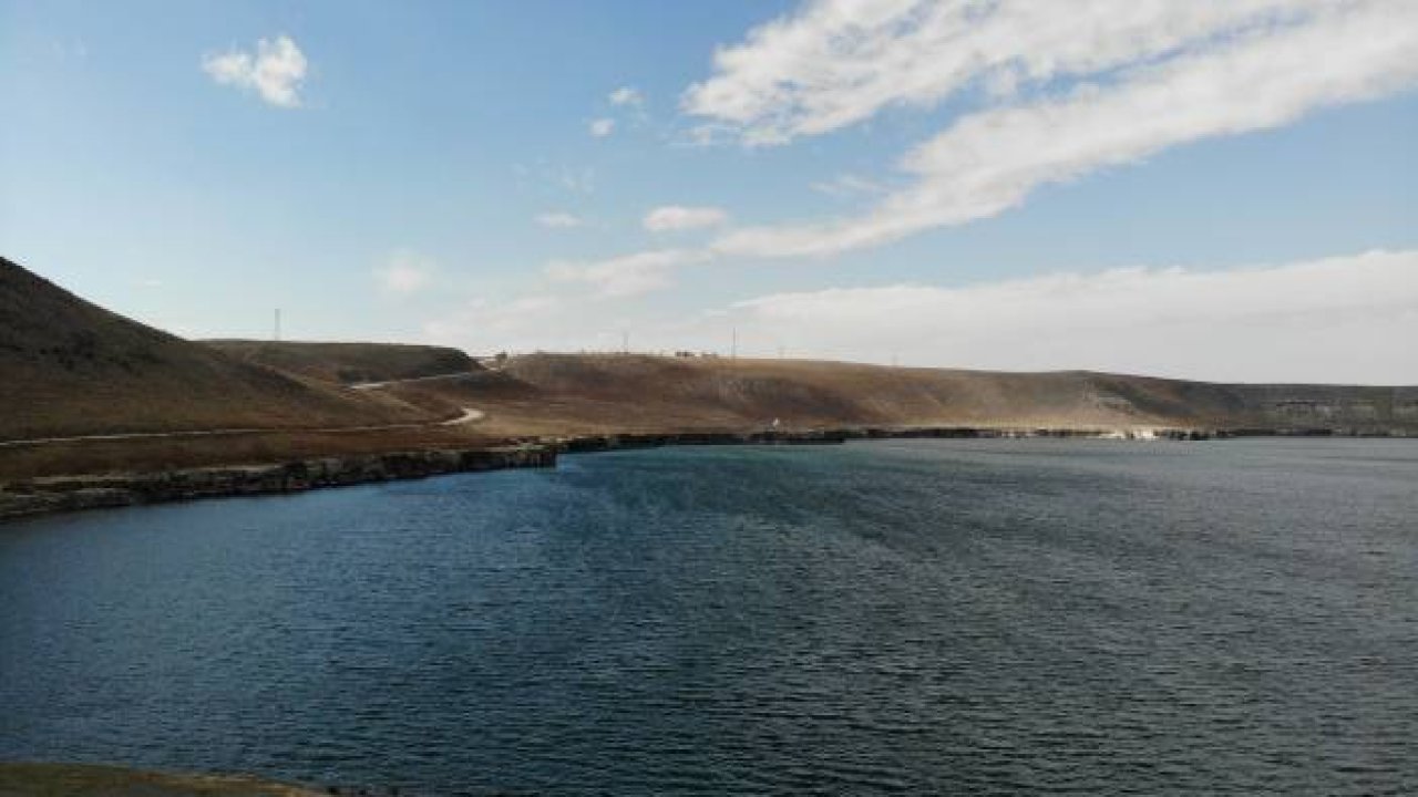Acıgöl’de su seviyesi düşüyor çatlaklar oluşuyor