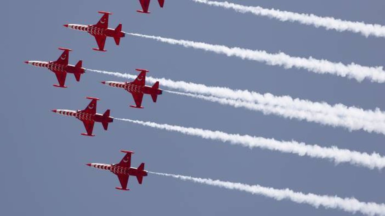 "Türk Yıldızları" Konya semalarında selamlama uçuşu yaptı