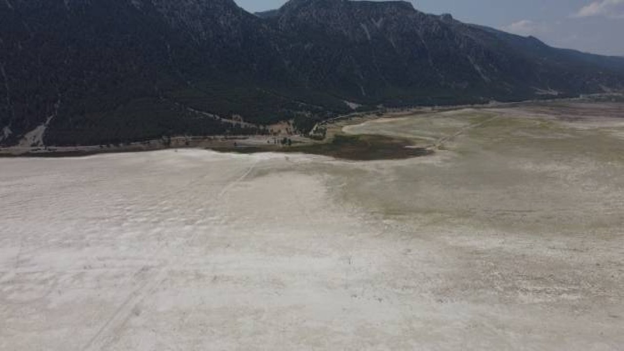 Suları çekilmeye devam eden Acıgöl'de ODTÜ heyeti inceleme yaptı