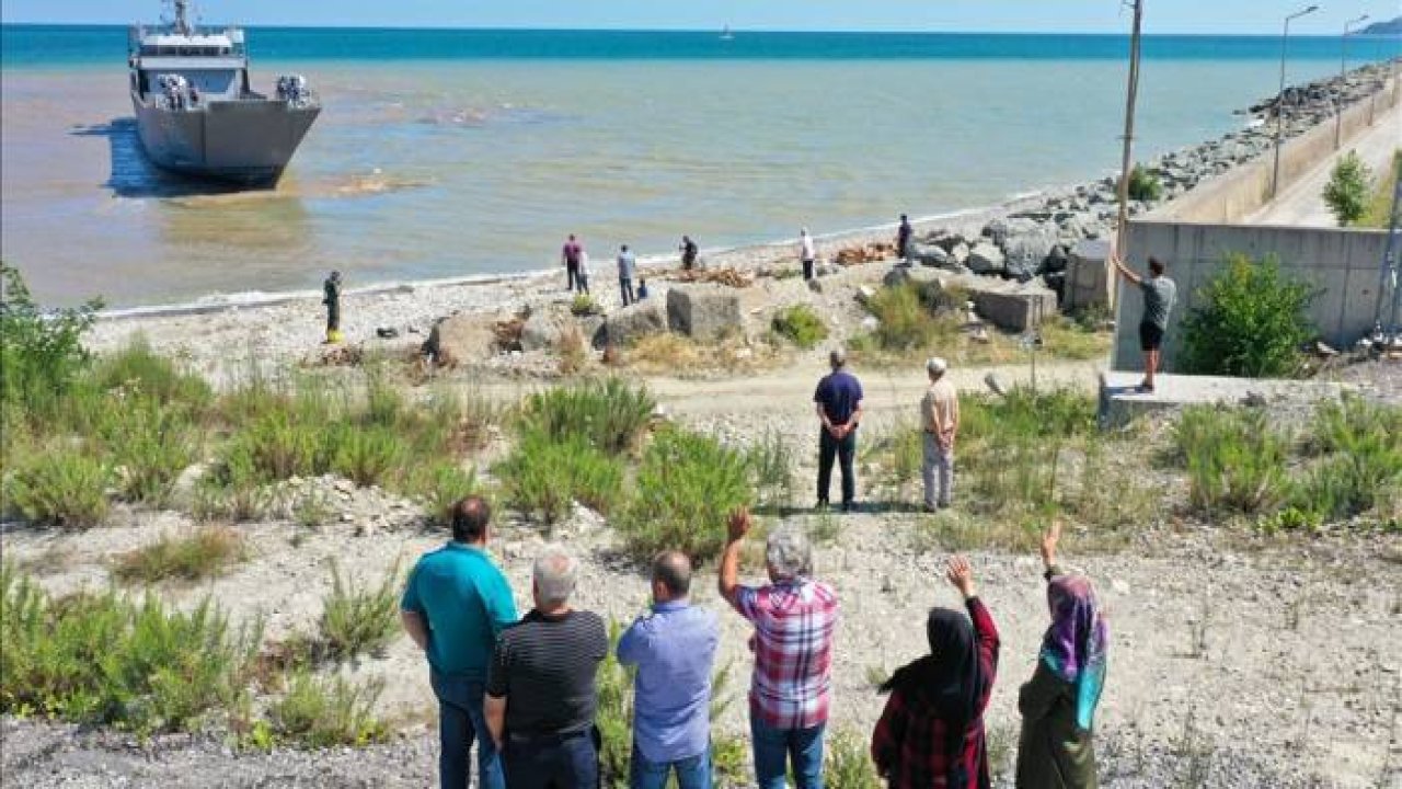 Çıkarma gemisiyle iş makinelerinin selden etkilenen Türkeli'ne sevkiyatına devam edildi