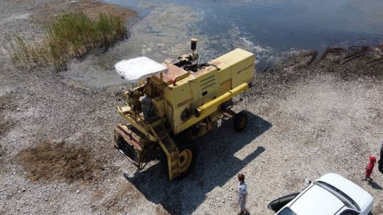 Konya'da biçerdöver göl sularında yüzdürülerek karşı kıyıya taşındı