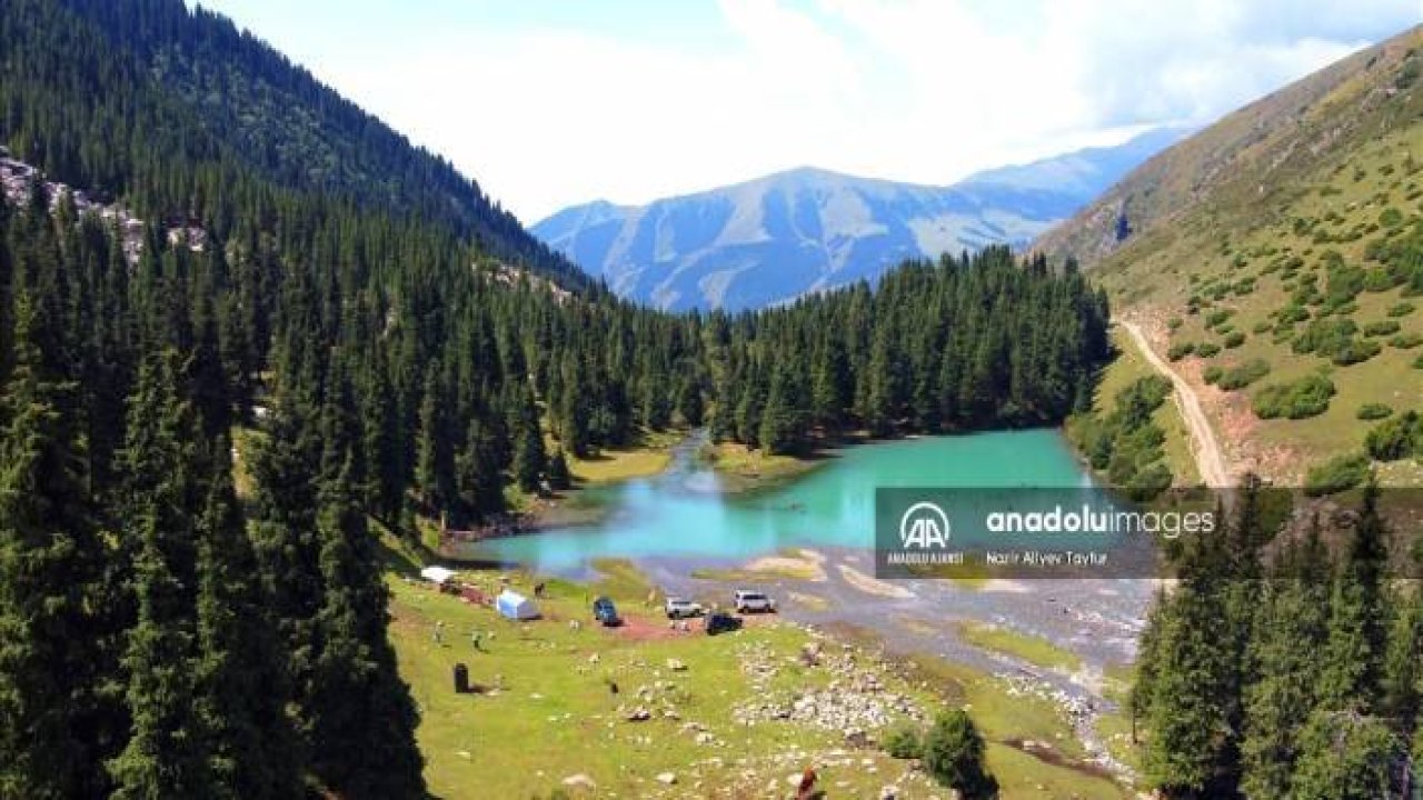 Kırgızistan'ın Issık Göl bölgesindeki yaylalar doğaseverleri cezbediyor
