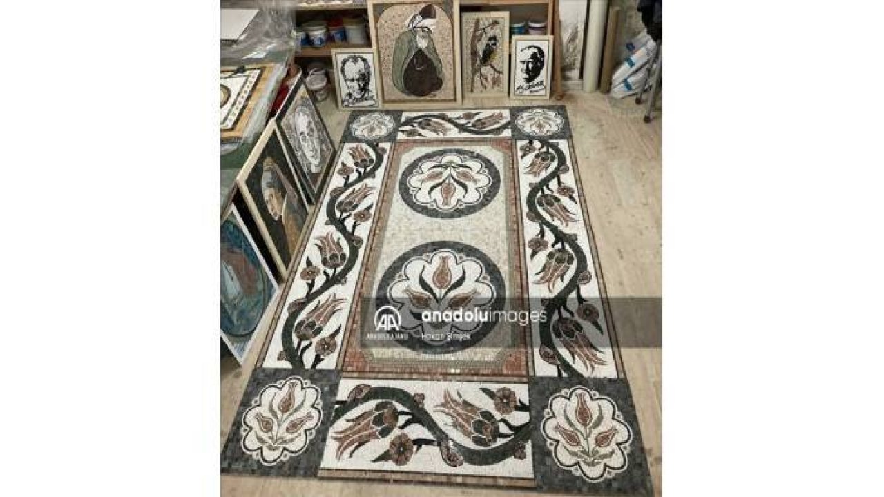 Evinin altındaki Mermer Mozaik Atölyesinde 500 bin taş koyarak Mermer Mozaik Halı yaptılar