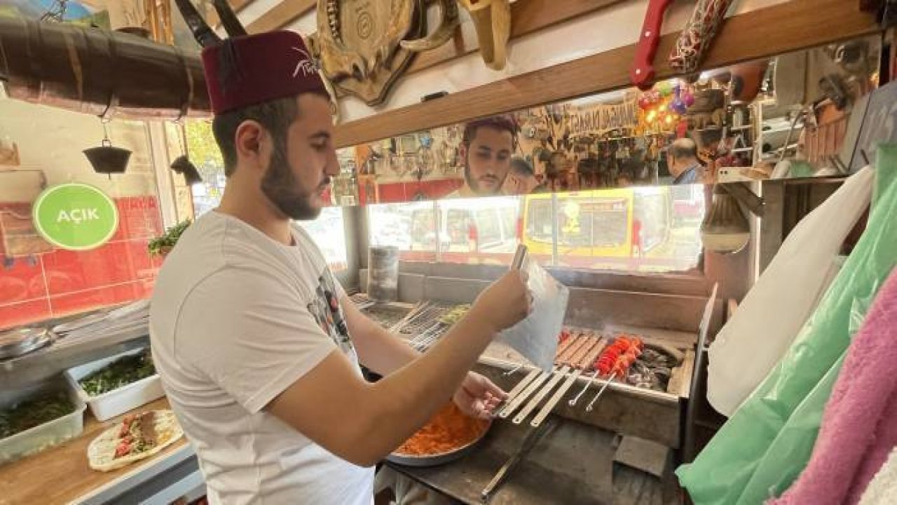 Antika tutkunu kebapçı müşterilerine nostalji yaşatıyor