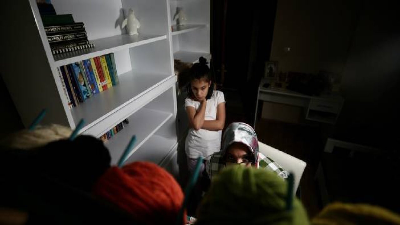 Engelli kızını yalnız bırakmamak için evinin bir odasını atölyeye dönüştürdü