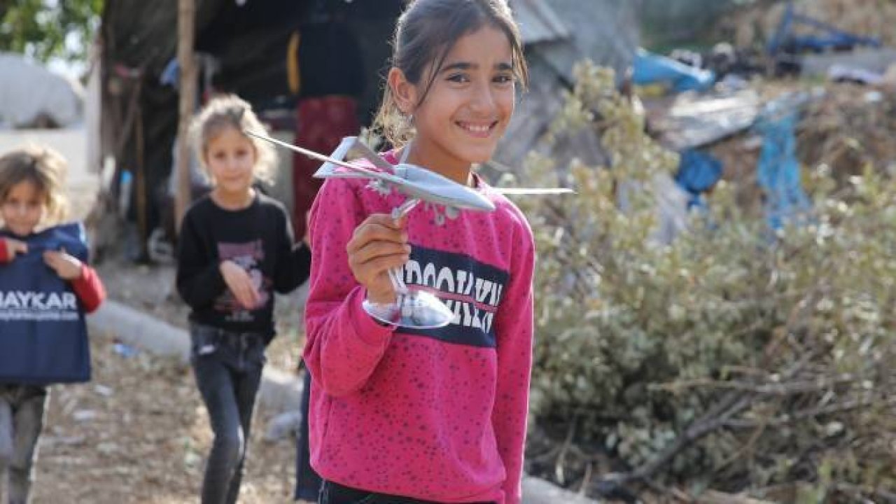 Baykar, ilk deneme uçuşlarının yapıldığı köyün sakinlerine İHA maketi hediye etti