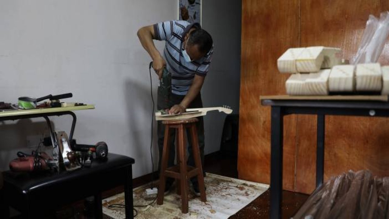 Peru'da 68 yaşındaki müzik öğretmeni plastik şişe ve kontrplaktan keman üretiyor