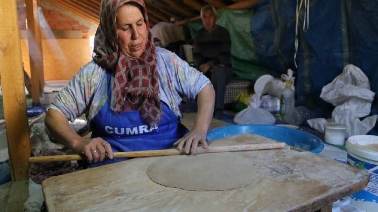 Yaban armutları marifetli ellerde yufkaya dönüşüyor