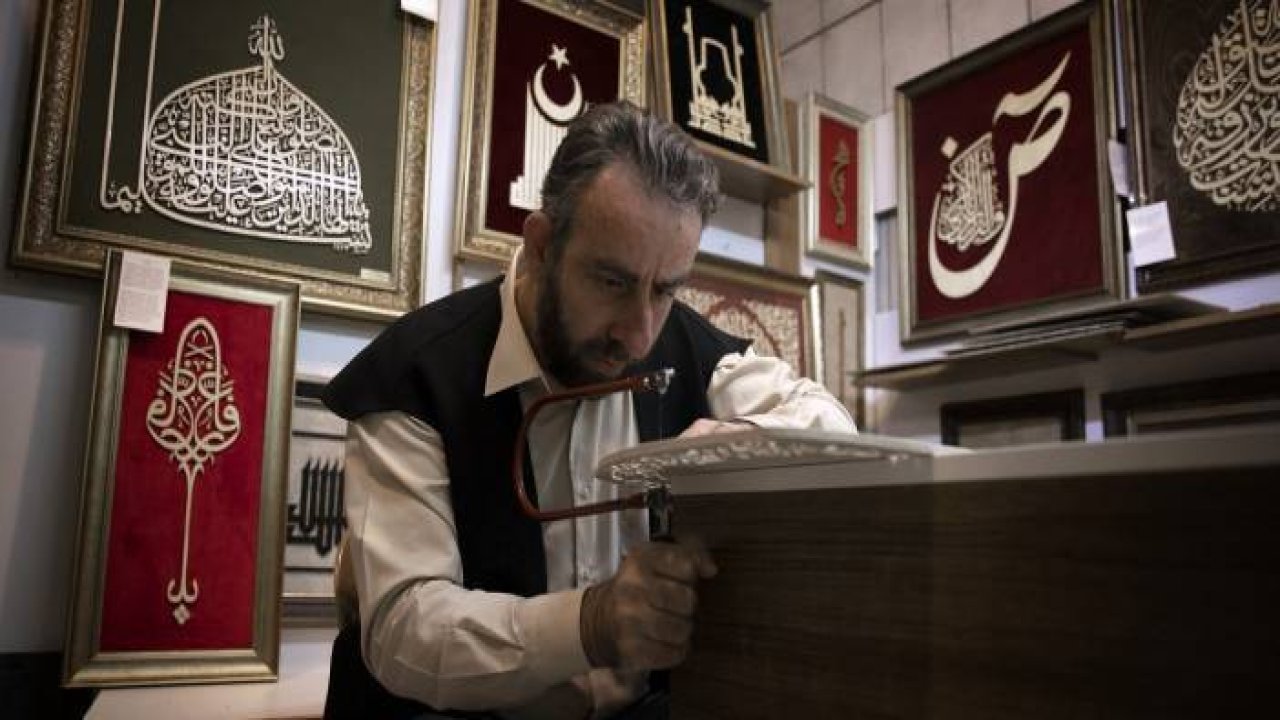 Yazının estetiğiyle ahşabın doğallığını eserlerinde buluşturuyor