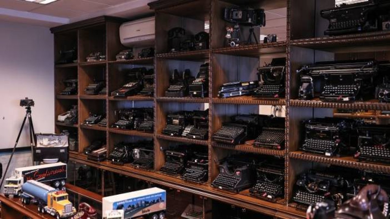 Daktilo, telefon ve hesap makinesinin ilk örneklerini koleksiyonunda topladı