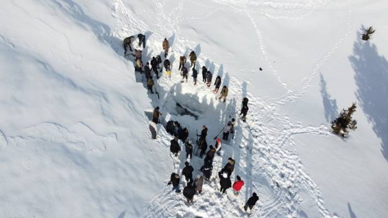 Konya'da bin 700 rakımdaki Cula Deliği'ne kar dolduruldu