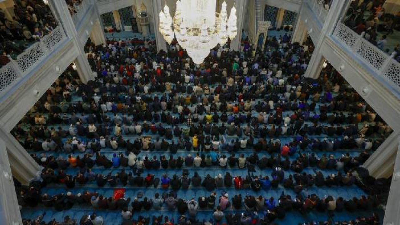 Dünyanın dört bir yanında camilerde teravih namazı kılındı