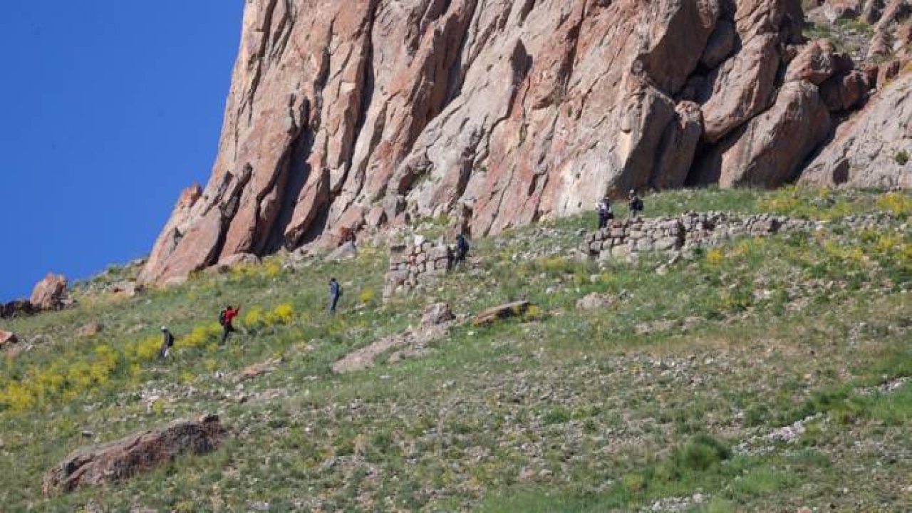 Van'da Urartulara ait kale kalıntısına ulaşıldı