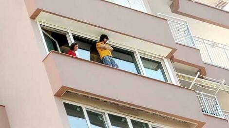 24 Saat Beklediği 10'uncu Kat Penceresinden Atladı