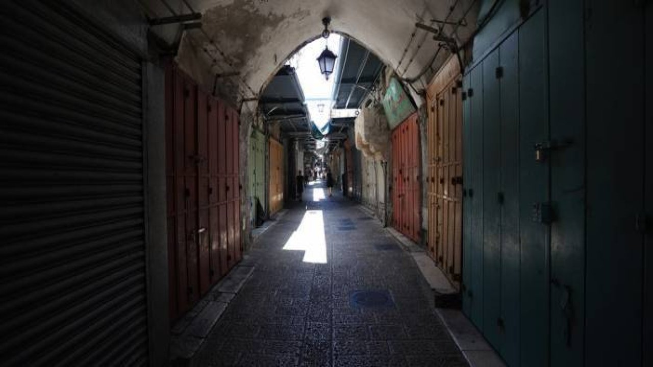 İsrail'in Cenin saldırısını protesto için Filistinliler Doğu Kudüs'te genel greve gidildi