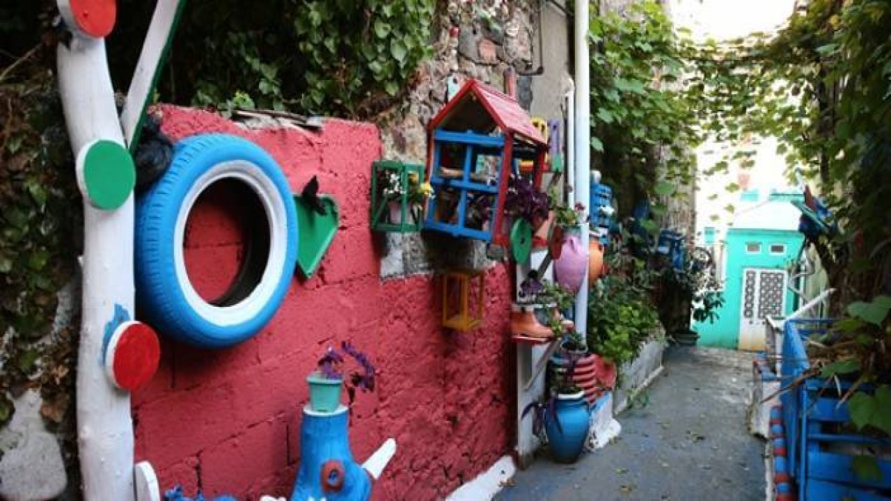 Renklerin canlandırdığı sokak yoğun ilgi görüyor