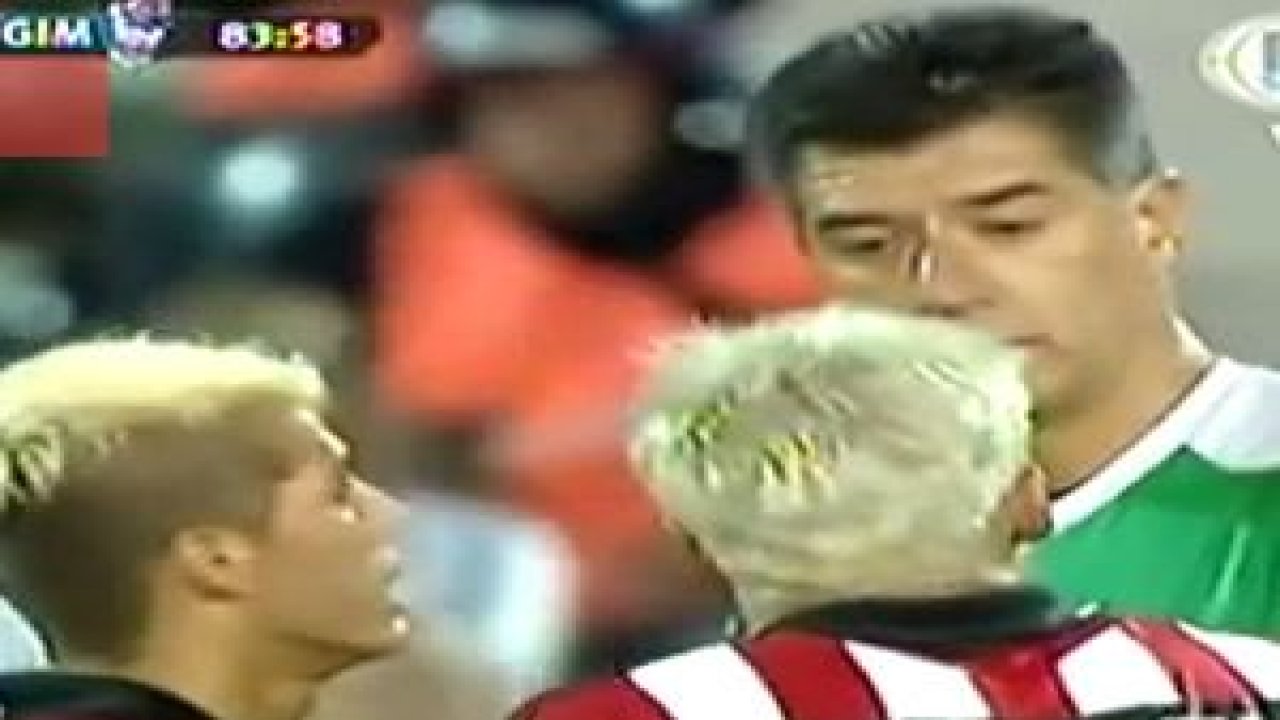 Hakem Çıldırdı Sarı Kartını Attı