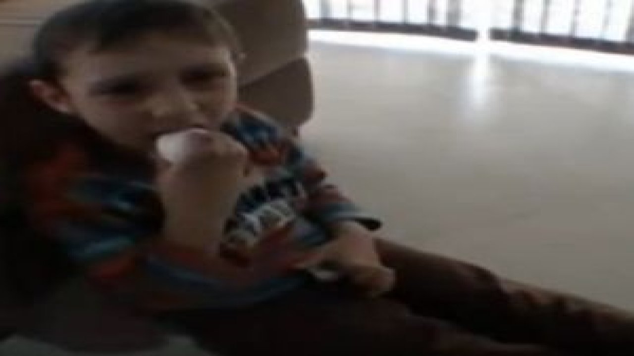 Bir baba çocuğuna böyle şaka yapar mı?