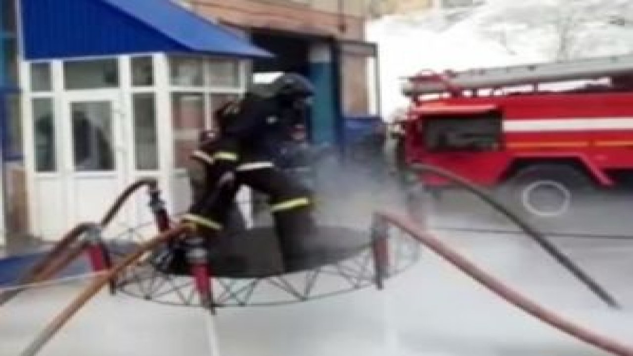 Rusya'nın itfaiyecilerinden şaşırtan hareket