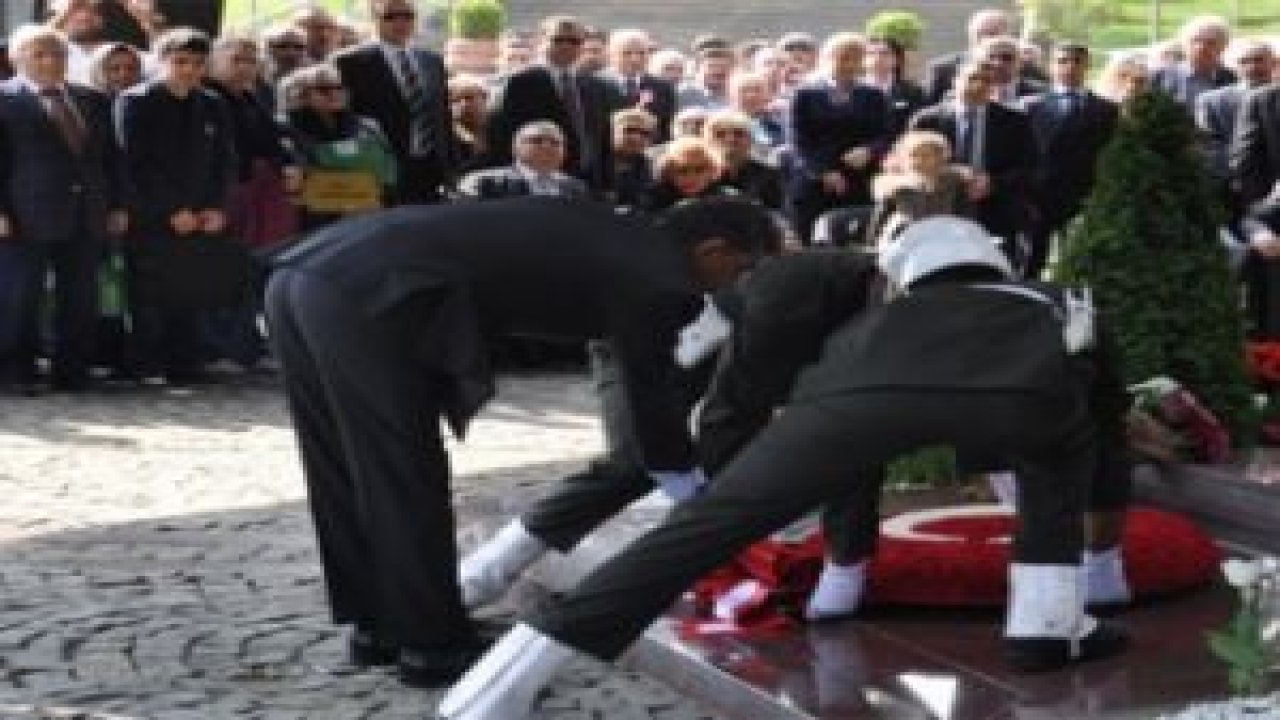 Turgut Özal, mezarı başında anıldı