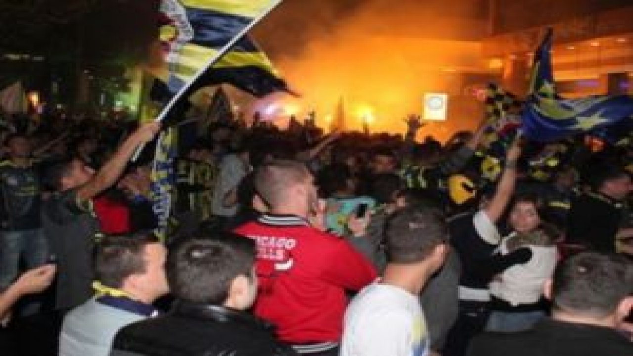 İzmir'de F.Bahçe taraftarları sokaklara döküldü
