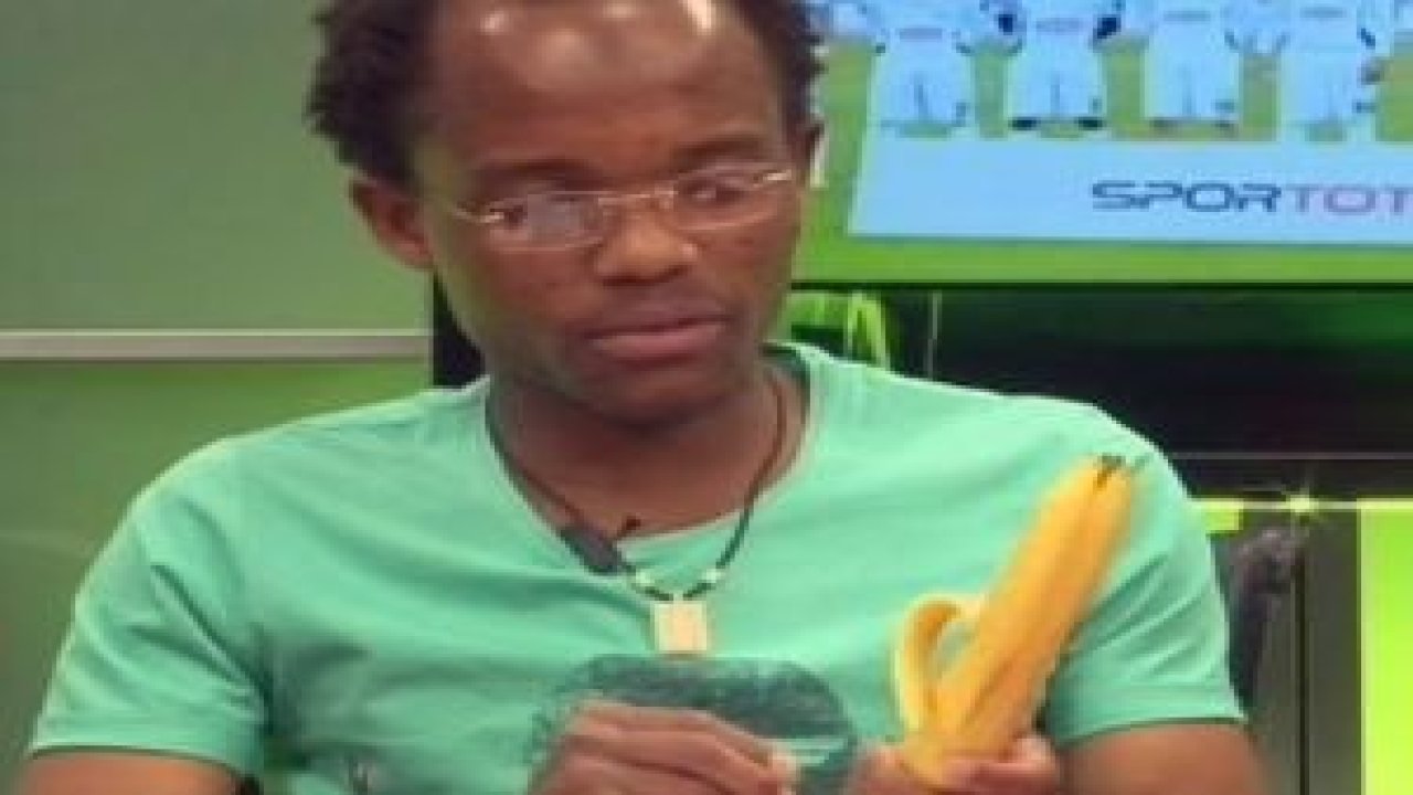 SİYAHİ YORUMCU CANLI YAYINDA MUZ YEDİ