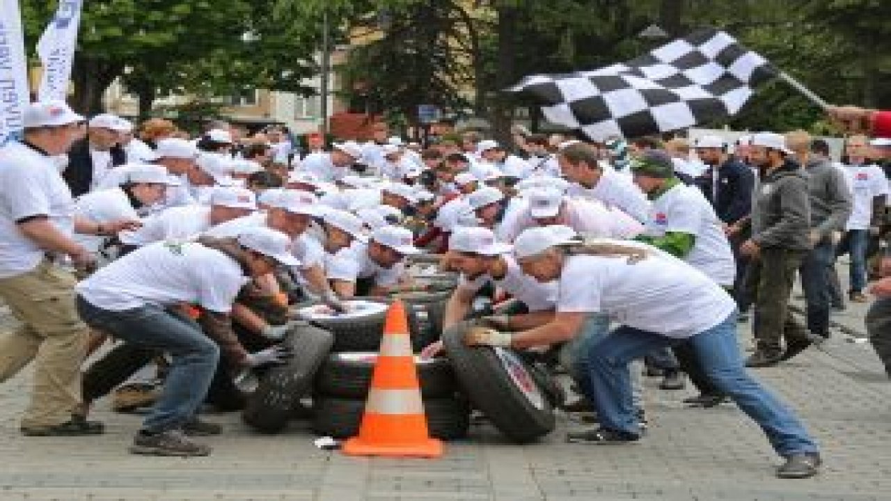 Rallicilerden "tekerlek yuvarlama" rekor denemesi