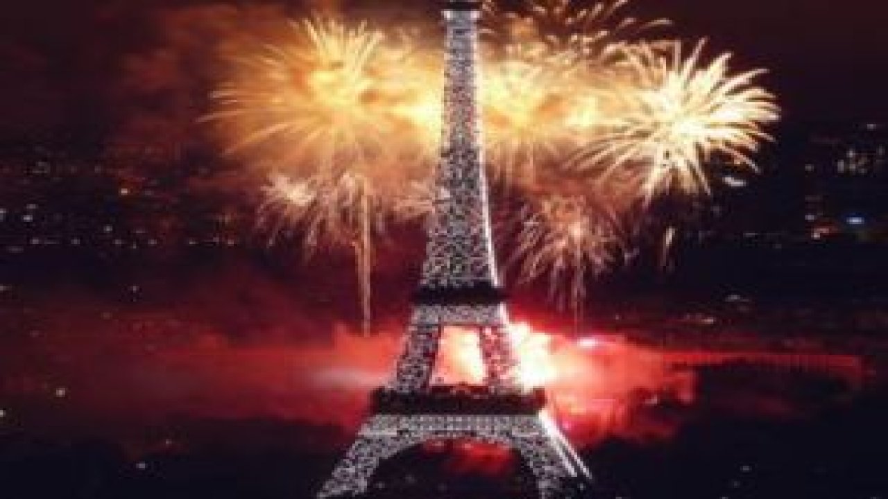 Eyfel Kulesi'nde büyüleyen gösteri